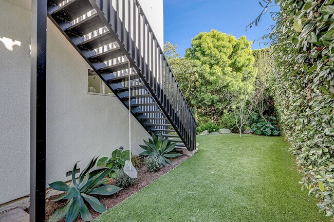 Building Photo - Beautifully Remodeled, 4BR4.5BA Hill Section Home w/ Amazing Panoramic Ocean Views, 3 Decks, Atri...