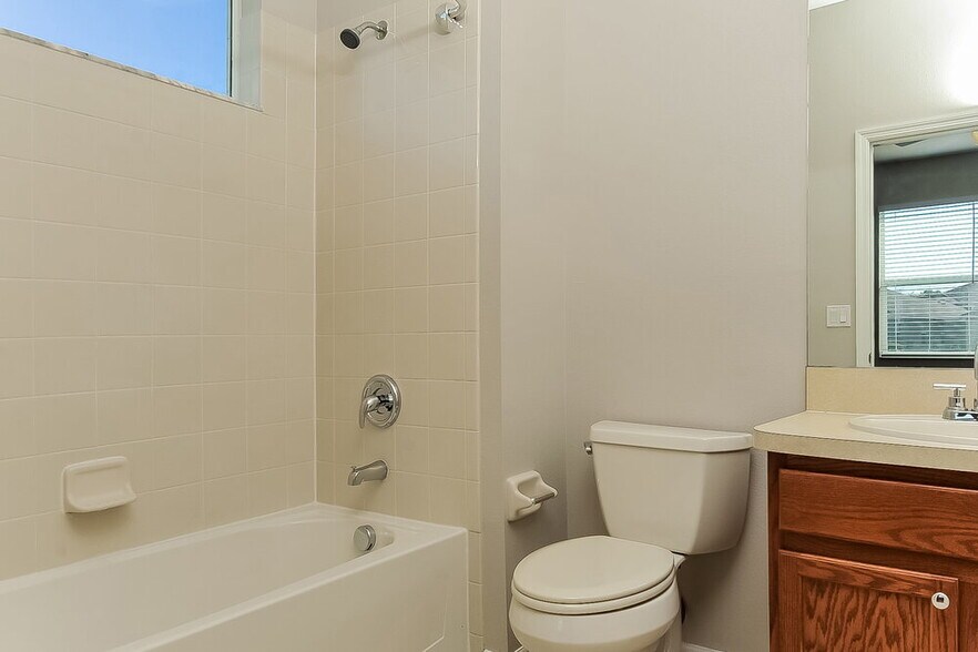 Building Photo - 915 Parker Den Dr