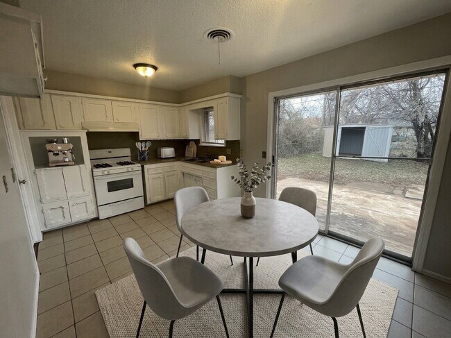 Building Photo - 3-Bed, 1.5-Bath Home in Del City