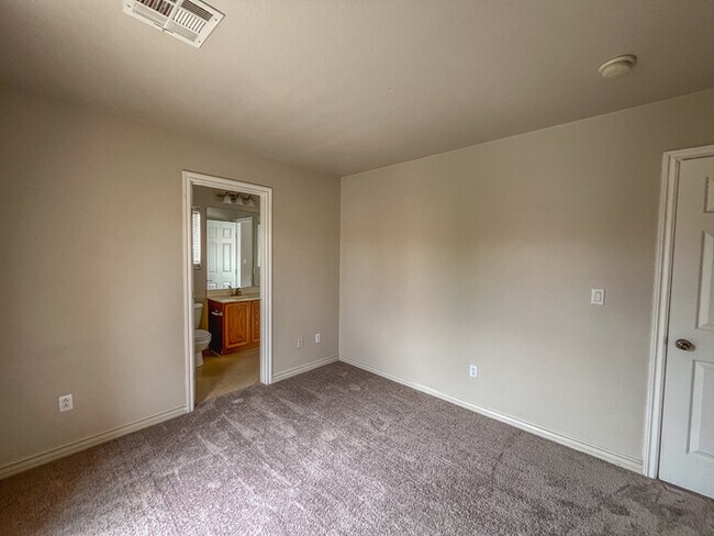 Building Photo - 2156 Summer Home St