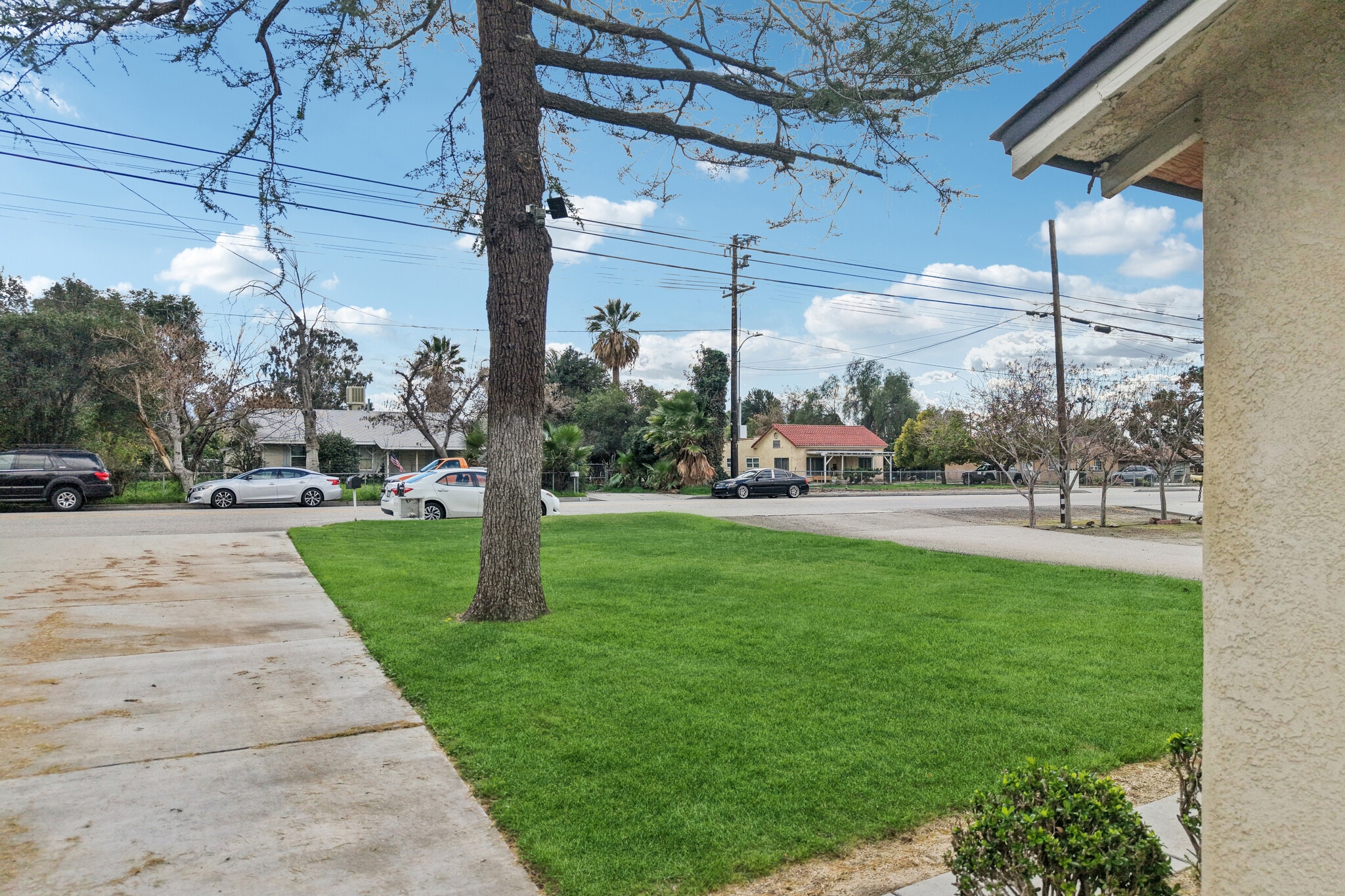 Building Photo - 1842 E Victoria Ave