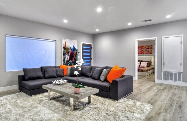 Building Photo - Private 3 Bed / 2 Bath Home with Incredible Outdoor Space