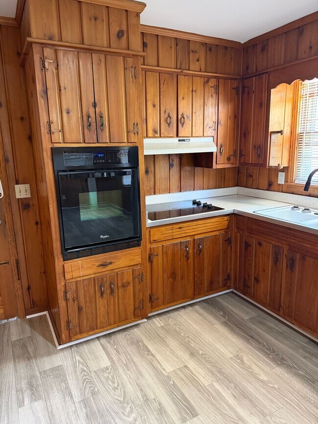 Building Photo - Charming 3-bedroom,1-bath home w/Detached garage for rent in Springfield, Tennessee.