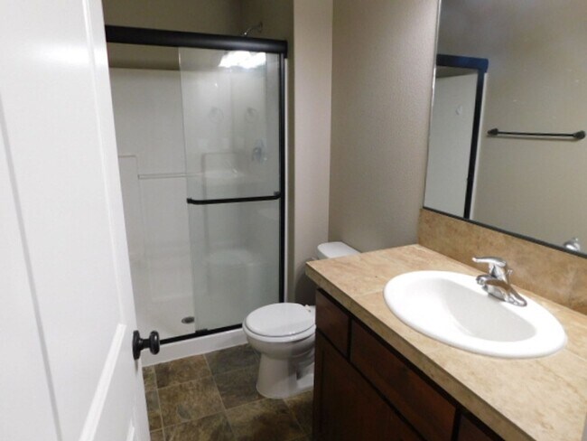 Building Photo - 4Bd/2.5Ba Two Story House - Available to View!