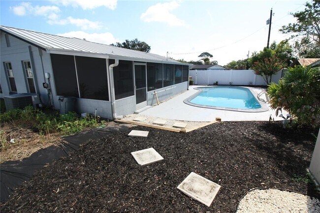 Building Photo - 390 Lilac Rd