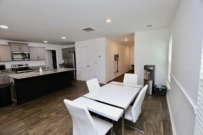 Building Photo - 2037 Elmridge Rd