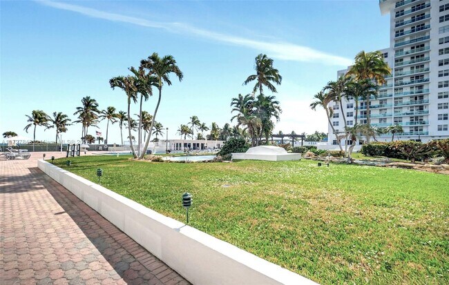 Building Photo - 5005 Collins Ave