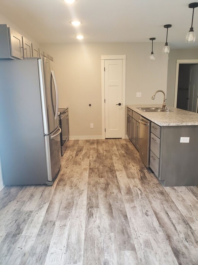 Building Photo - 4 bedroom/ 2 bath Home