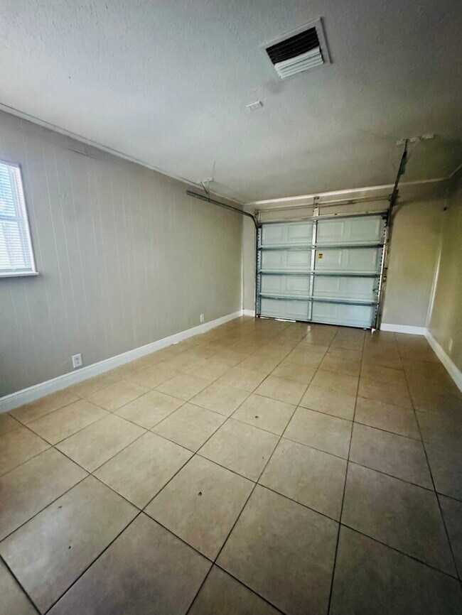 Building Photo - 4566 Chateau Rd