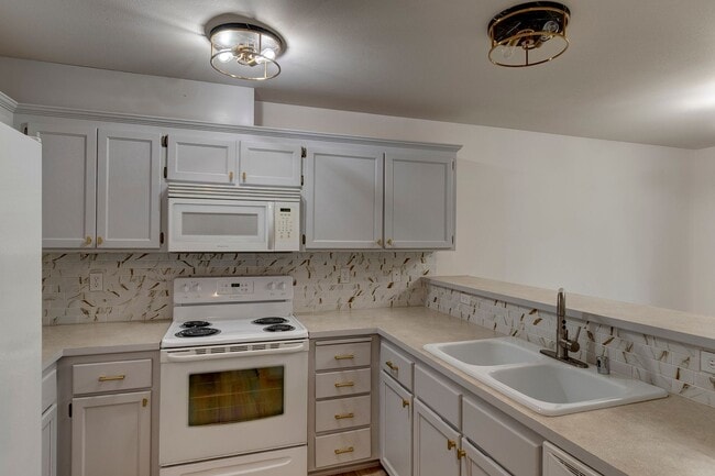 Primary Photo - Updated 2 Bedroom 2 Bath Condo near Ft. Nu...