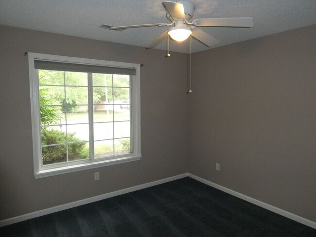 Building Photo - 3 Bedroom 2 Bath Home in Seven Oaks Neighborhood