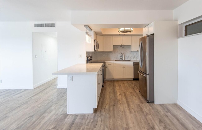 Building Photo - 651 Pine Dr