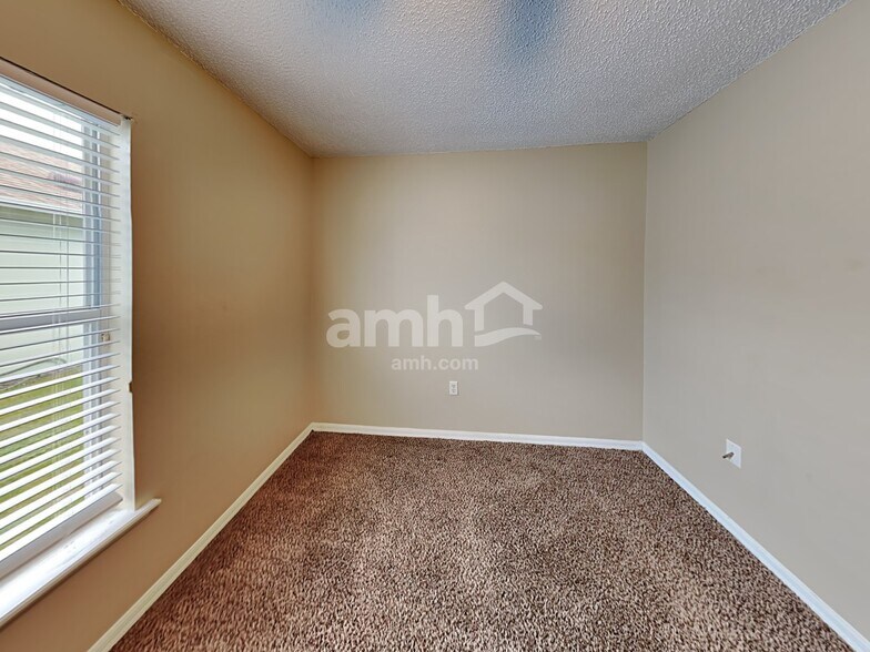 Building Photo - 3999 Warbler Dr