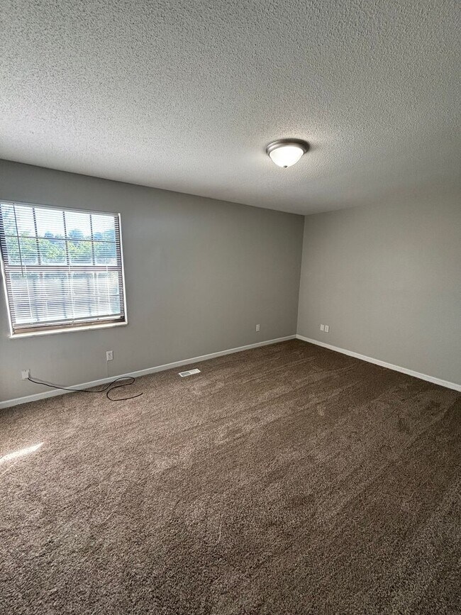 Building Photo - 2BD/1.5BTH Townhouse minutes from everything!