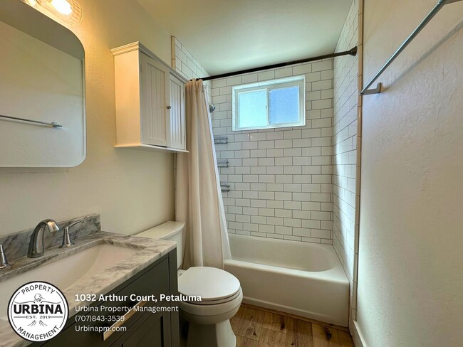 Building Photo - Charming Petaluma 2-Bedroom Home with Larg...