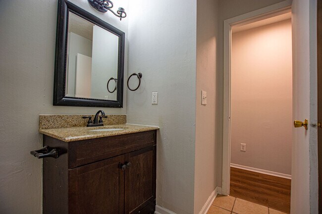 Building Photo - Split Entry 3 Bedroom / 2 Bathroom Home