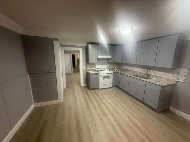 Building Photo - 195 Union St