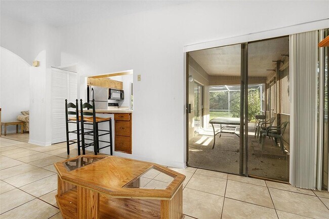 Building Photo - 712 E Flag Way