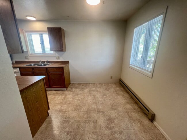 Building Photo - Upper level two bedroom, one bathroom clos...