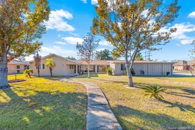 Building Photo - 4900 E St Charles Ave