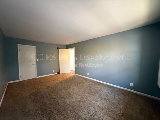 Building Photo - 16 Simpson St