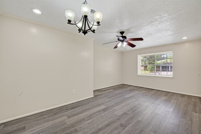 Building Photo - 9667 Meadowvale Dr