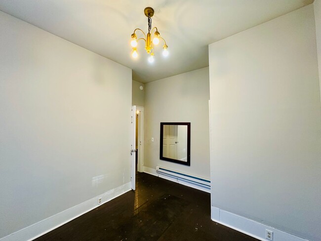 Building Photo - DOWNTOWN - 2 Bedroom - Big House! MOVE IN ...