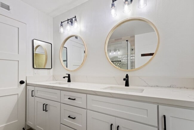 Building Photo - Stunning Ocean View Home in 55+ Colony Cove Community