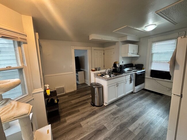 Building Photo - 3 Bedroom Lower Unit Duplex