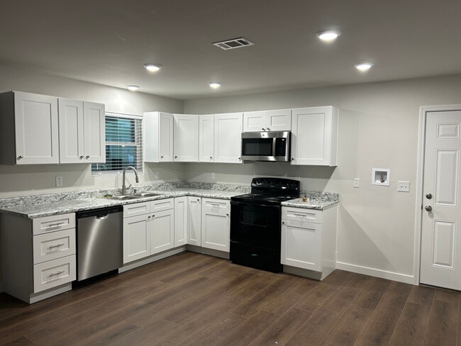 Building Photo - 1090 McRae St