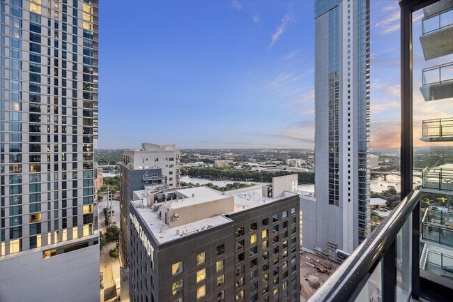 Building Photo - 610 Davis St