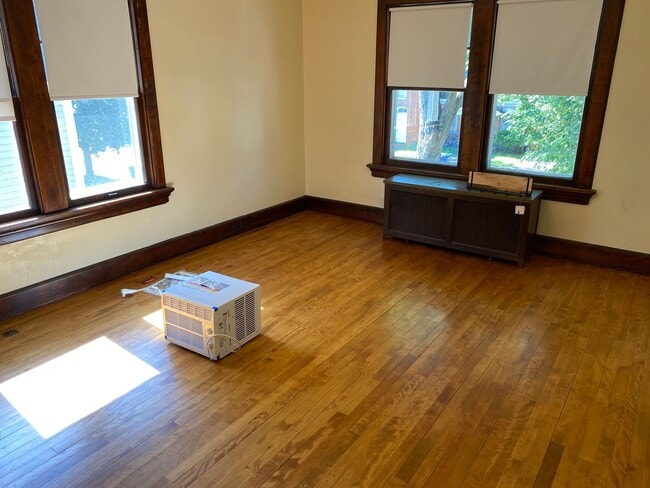 Building Photo - 4-Bedroom, 1.5-Bath Home Just A Few Blocks From Downtown