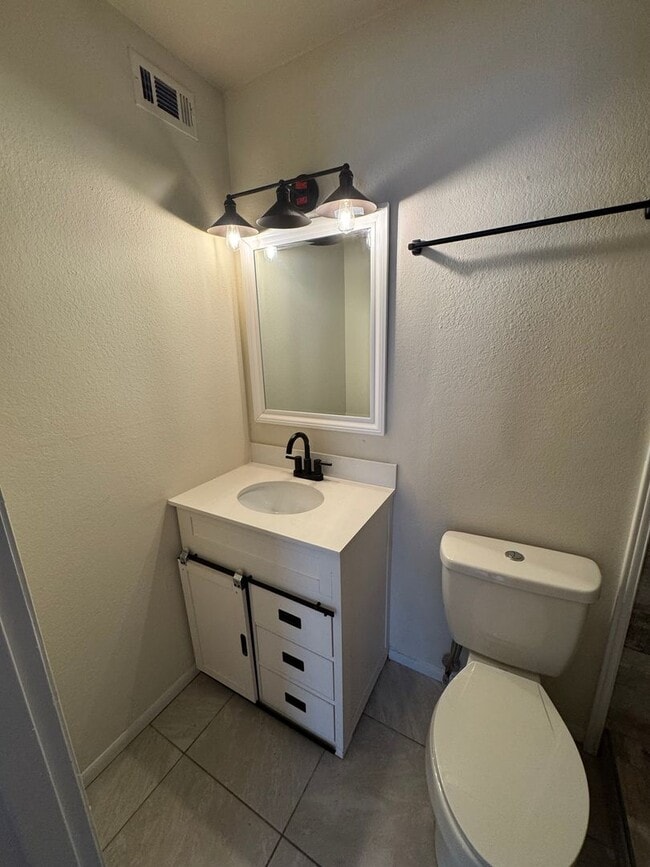 Building Photo - Spacious & Stylish Condo in Chateau DeVille – A Rare Find!