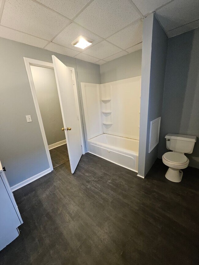 Building Photo - 2nd level 4 bedroom 2 bathroom apartment