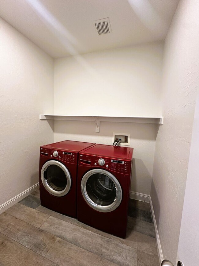 Building Photo - ANTHEM HIGHLANDS!! READY FOR IMMEDIATE MOV...