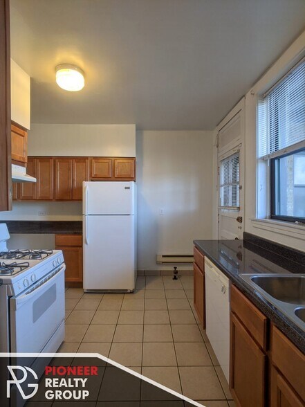 Building Photo - 1129 W Oakdale Ave