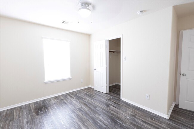 Building Photo - 6442 Wilshire Lakes