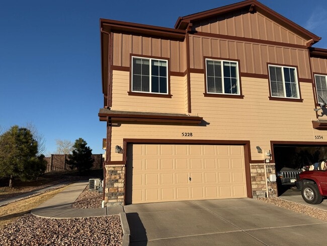 Building Photo - Gorgeous 2 Bed 3 Bath Townhome Right off the Powers Corridor!!
