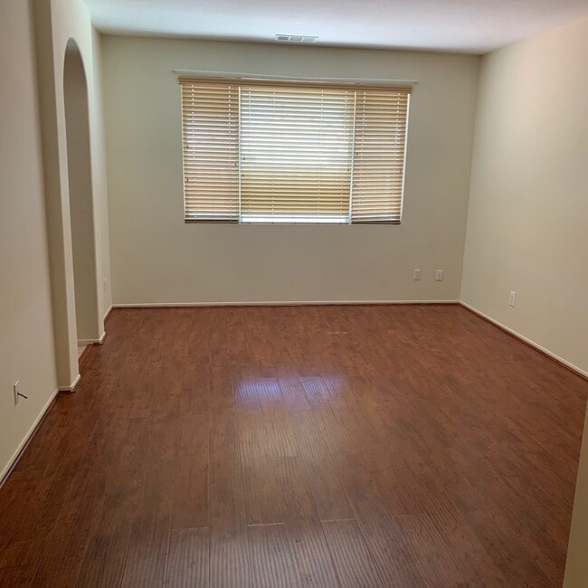 Building Photo - 4 BEDROOM VICTORVILLE HOME