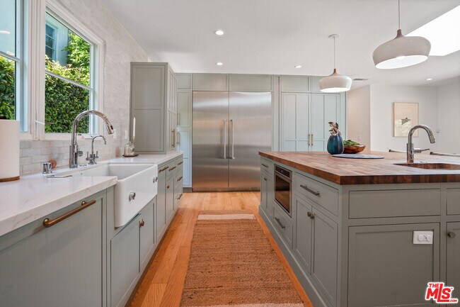 Building Photo - 215 S Medio Dr