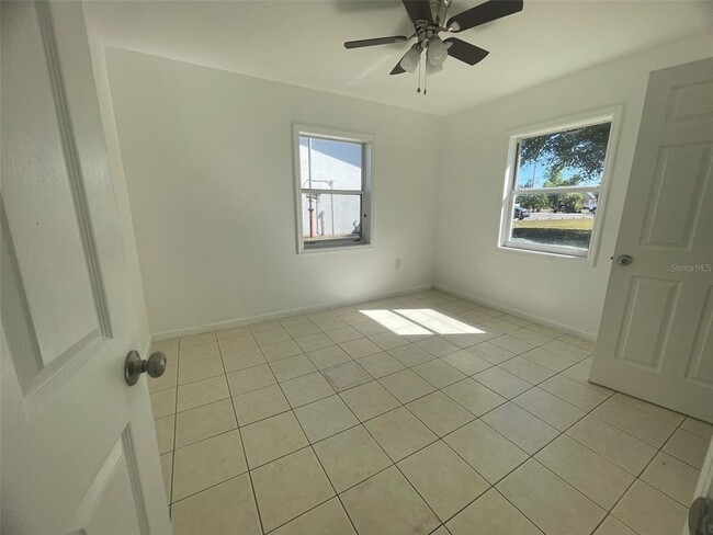 Building Photo - 525 E Helen Ave