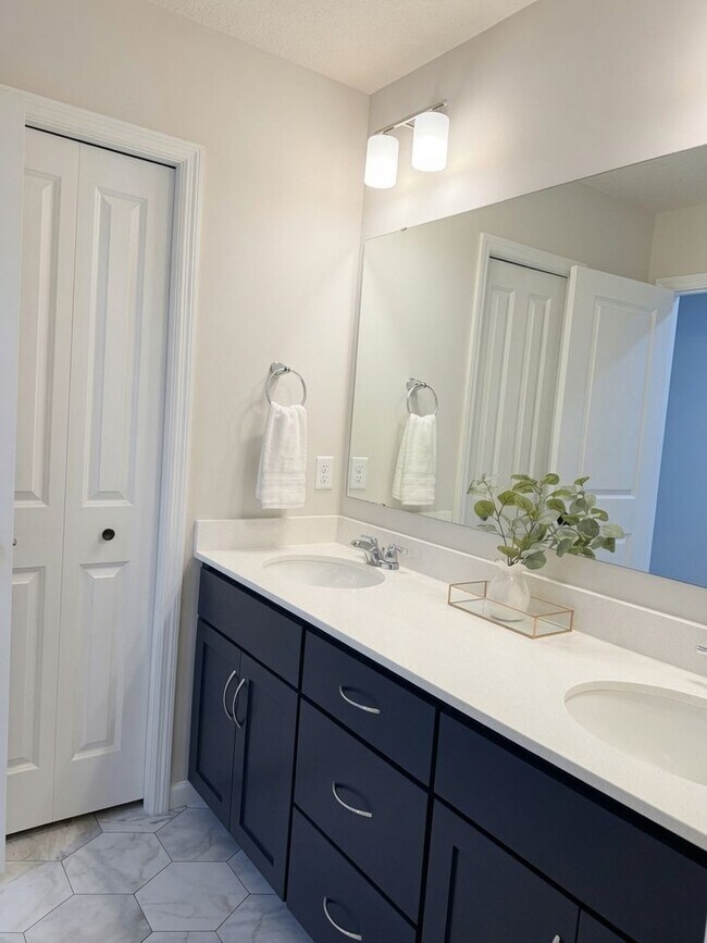 Building Photo - Gorgeous 3bed 3bath Home, Nestled in The Desirable Harvest West Neighborhood of Chaska