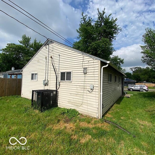 Building Photo - 2933 N Gladstone Ave