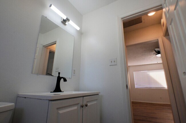 Building Photo - 2608 E Mesquite Ave