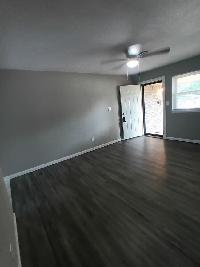 Building Photo - Wonderful Kitchen! New flooring!