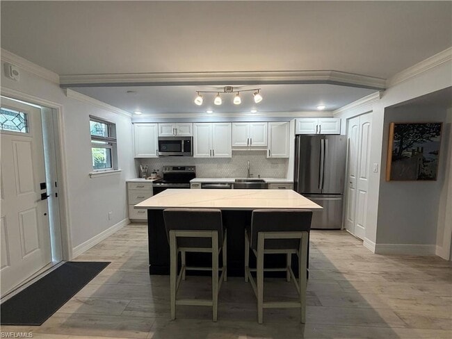 Building Photo - 960 7th St S