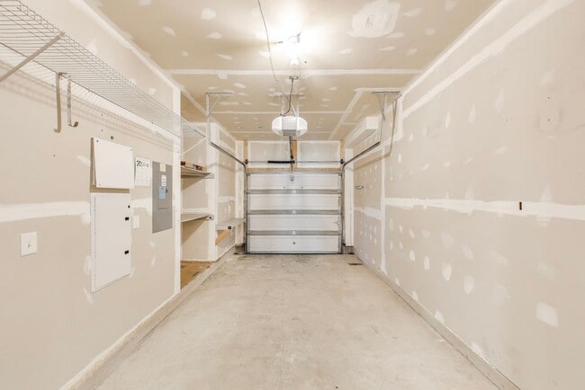 Building Photo - Elegant 3 bedroom, 2.5 bath townhome in Crown Farm