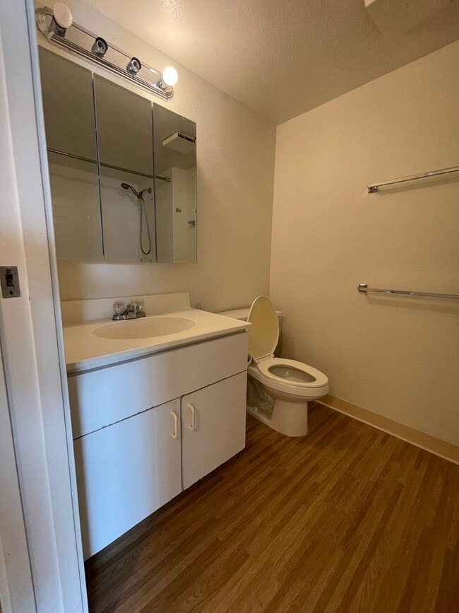 Building Photo - Centrally and Conveniently located  1 Bed 1 Bath 1 Parking Makiki