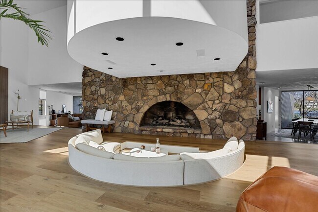 Building Photo - 4010 Clubhouse Dr