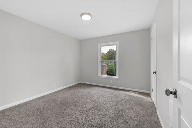 Building Photo - Move-in Special!! 3 Bedroom and 2 Bathroom with Finished Basement near Fort Campbell